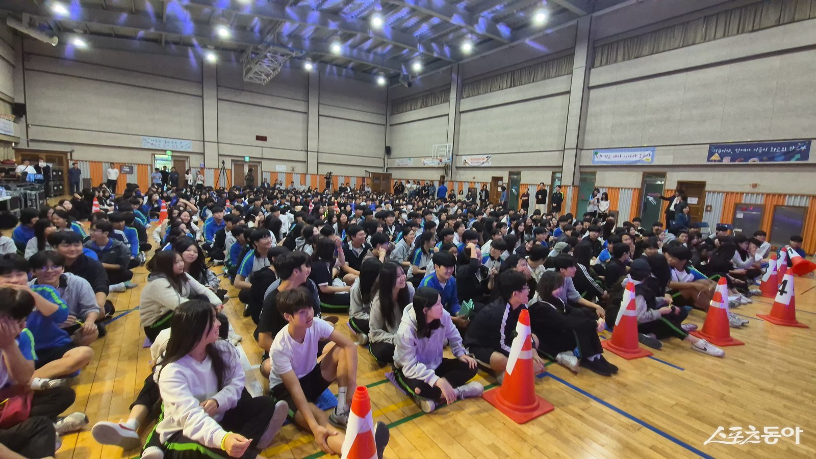 경기도의회 고준호 의원(국민의힘, 파주1)은 지난 15일 파주 한가람중학교에서 열린 경기도교육청 주관 ‘찾아가는 생명존중 콘서트’에 참석해 학생들과 함께 생명의 소중함과 희망의 메시지를 나눴다. 사진제공|고준호 의원