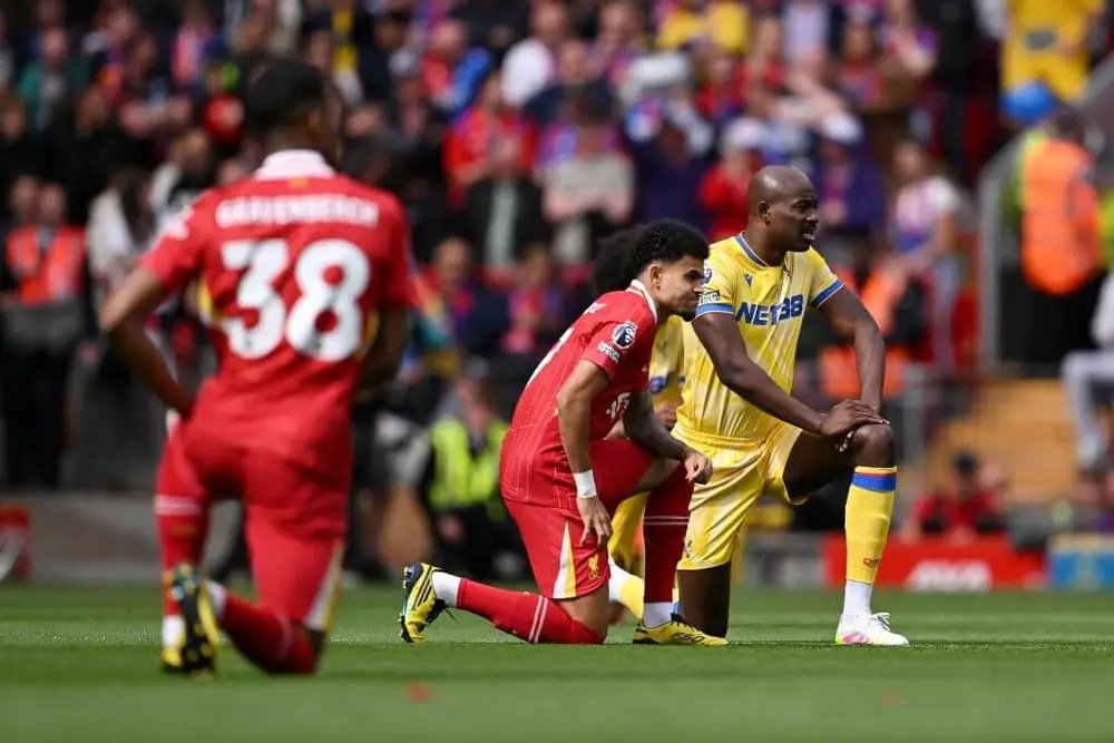 글로벌 스포츠 매체 ‘디 애슬레틱’은 15일(한국시간) “EPL 사무국은 8, 9라운드 경기에서 킥오프 전 선수들이 ‘무릎 꿇기’ 제스처를 펼칠 예정이라고 밝혔다. 이번 행동은 리그 차원의 반(反) 인종차별 캠페인인 ‘No Room for Racism(인종차별에 여지는 없다)’의 일환으로, 리그 전체가 함께 연대의 뜻을 보이기 위한 취지다”고 보도했다. 사진출처｜디 애슬레틱