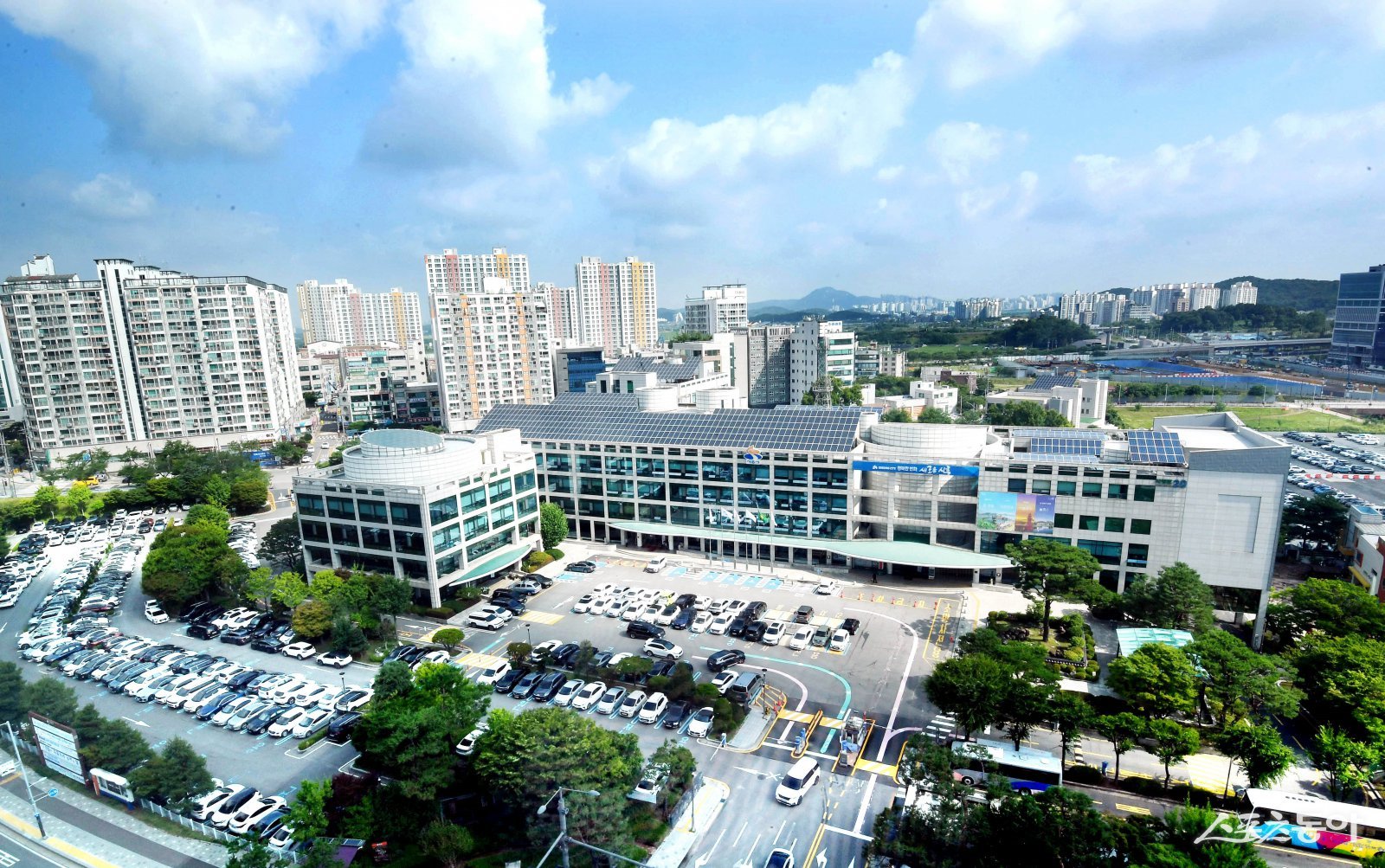 시흥시(시장 임병택)는 오는 10월 15일부터 17일까지 서울 코엑스에서 열리는 ‘2025 바이오 플러스 인터펙스 코리아(BIX 2025)’에 참가해 대한민국을 대표하는 인공지능(AI)·바이오 융합 도시 비전과 전략을 선보인다(시흥시청 전경). 사진제공|시흥시