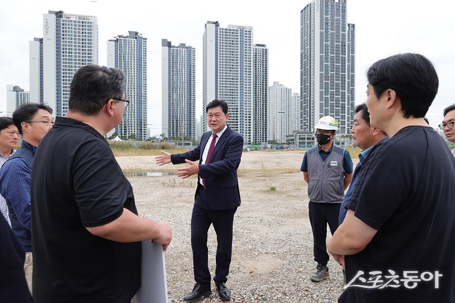 이영훈 인천 미추홀구청장이 학익역(가칭) 신설 사업 현장을 방문해 공사 진행 상황을 점검했다. 사진제공｜인천 미추홀구청