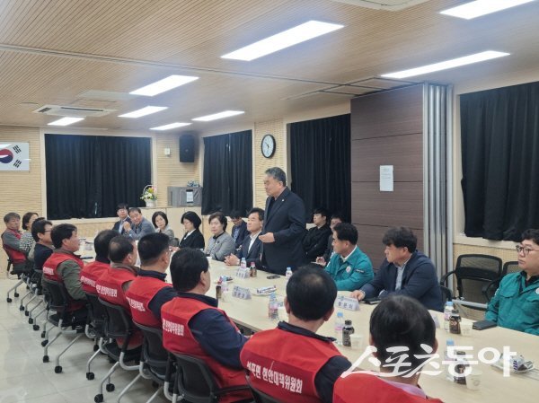 봉화군·태백시의회가 ‘봉화·태백·석포 생존권 사수를 위한 공동투쟁본부’를 방문해 석포면 현안대책위원회와 간담회를 하고 있다. 사진제공 ㅣ 봉화군의회