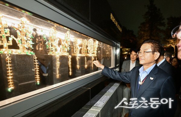 이철우 경북도지사가 ‘APEC 보문단지 야간경관 개선사업 – 빛의 향연’ 시연회를 하고 있다. 사진제공 ㅣ 경북도