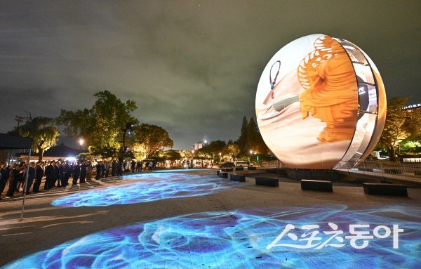 ‘APEC 보문단지 야간경관 개선사업 – 빛의 향연’ 시연회를 진행하고 있다. 사진제공 ㅣ 경북도