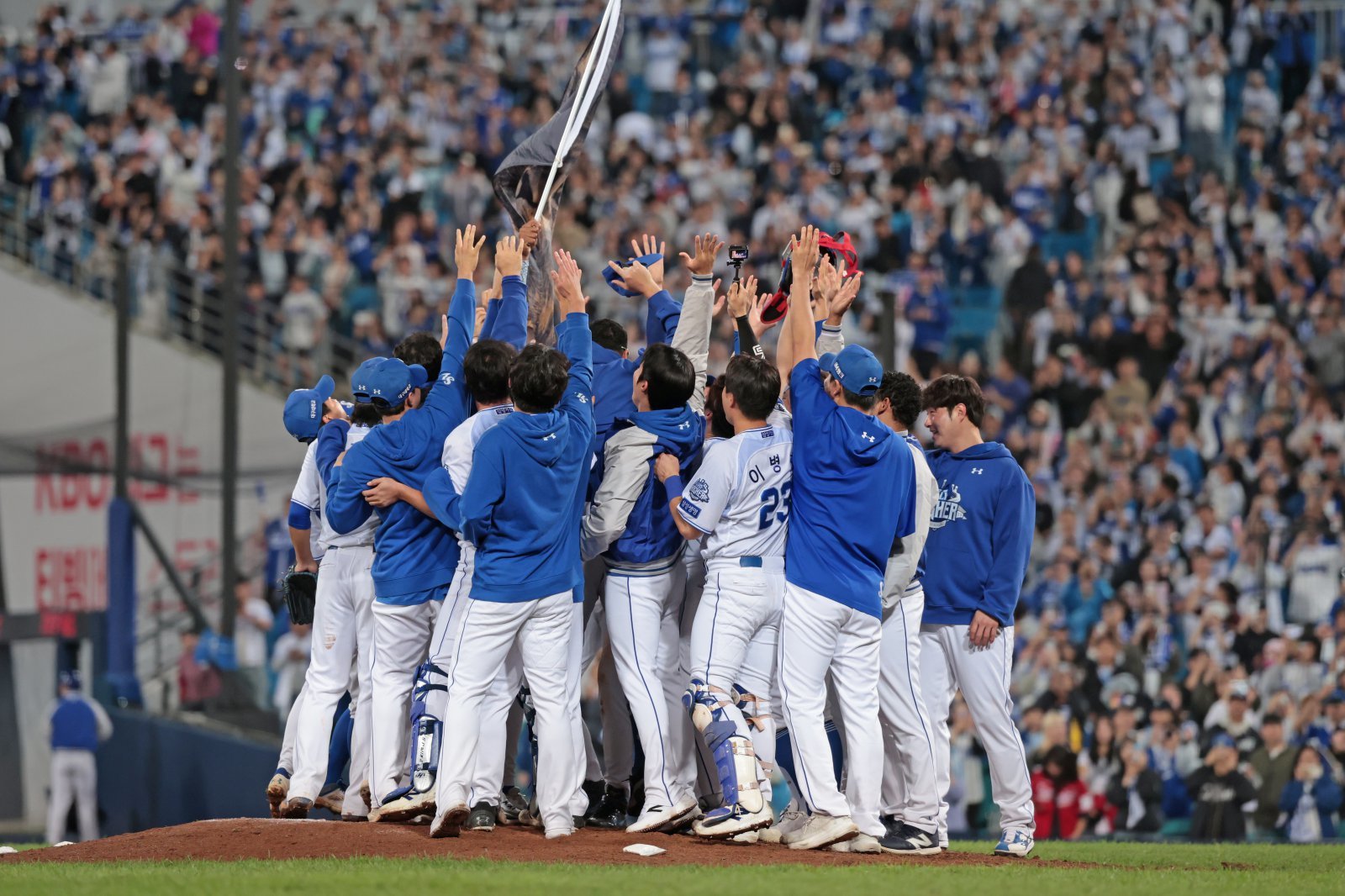삼성 선수들이 14일 대구삼성라이온즈파크에서 열린 2025 KBO 포스트시즌 SSG와 준플레이오프 4차전에서 5-2로 이겨 플레이오프 진출을 확정한 뒤 마운드에 함께 모여 세리머니를 하고 있다. 삼성은 시리즈를 3승1패로 끝내며 ‘업셋’에 성공했다. 사진제공｜삼성 라이온즈