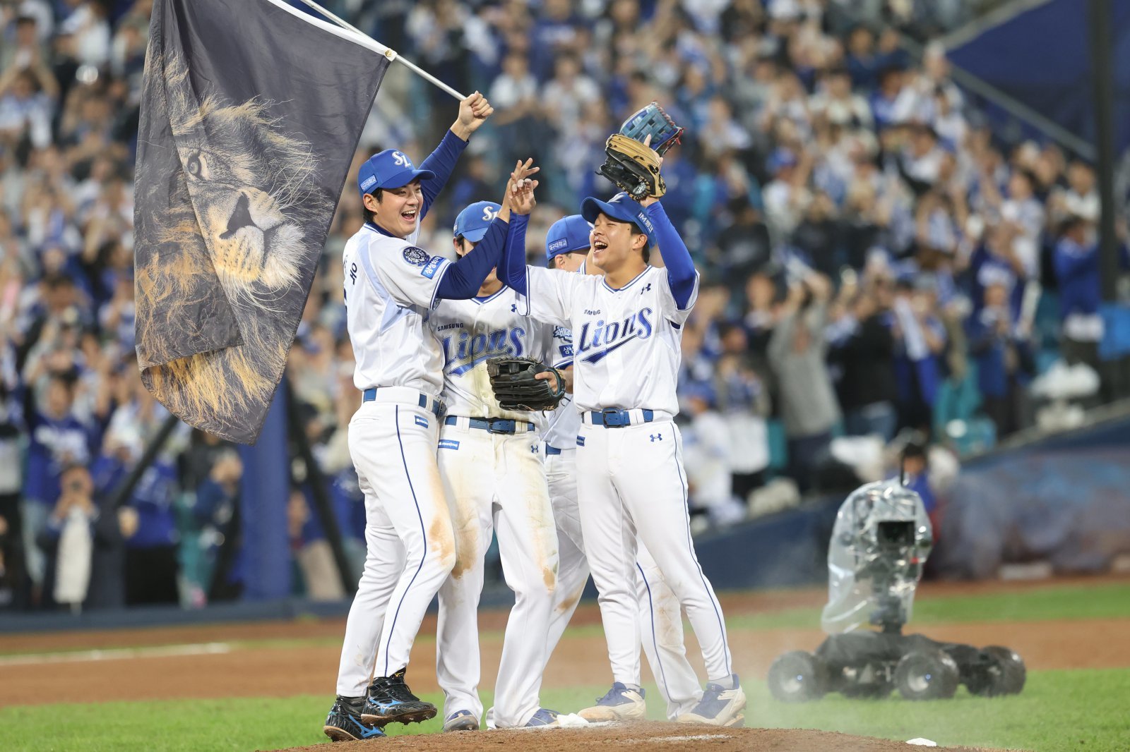 삼성 선수들이 14일 대구삼성라이온즈파크에서 열린 2025 KBO 포스트시즌 SSG와 준플레이오프 4차전에서 5-2로 이겨 플레이오프 진출을 확정한 뒤 마운드에 함께 모여 세리머니를 하고 있다. 삼성은 시리즈를 3승1패로 끝내며 ‘업셋’에 성공했다. 사진제공｜삼성 라이온즈