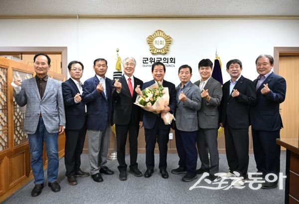 대구 군위군의회가 15일 대구·경북 서부지역 산림조합장들과 간담회를 가진 후 기념촬영을 하고 있는 모습. 사진제공ㅣ군위군