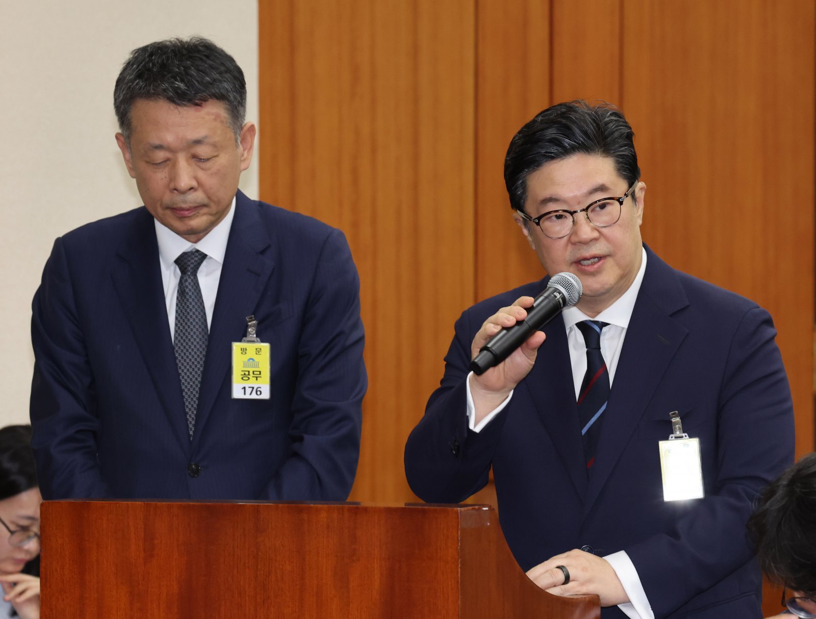 김병주 MBK파트너스 회장이 14일 오후 서울 여의도 국회에서 열린 정무위원회 국정감사에서 의원 질의에 답변하고 있다. 왼쪽은 김광일 홈플러스 대표이사. 뉴시스