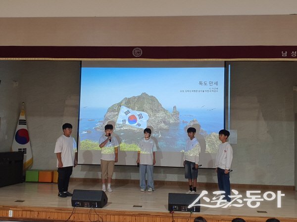 청도 남성현초 학생들이  ‘꿈을 찾아가는 행복 시(詩) 낭송 콘서트’를 진행하고 있다. 사진제공 ㅣ 청도교육청