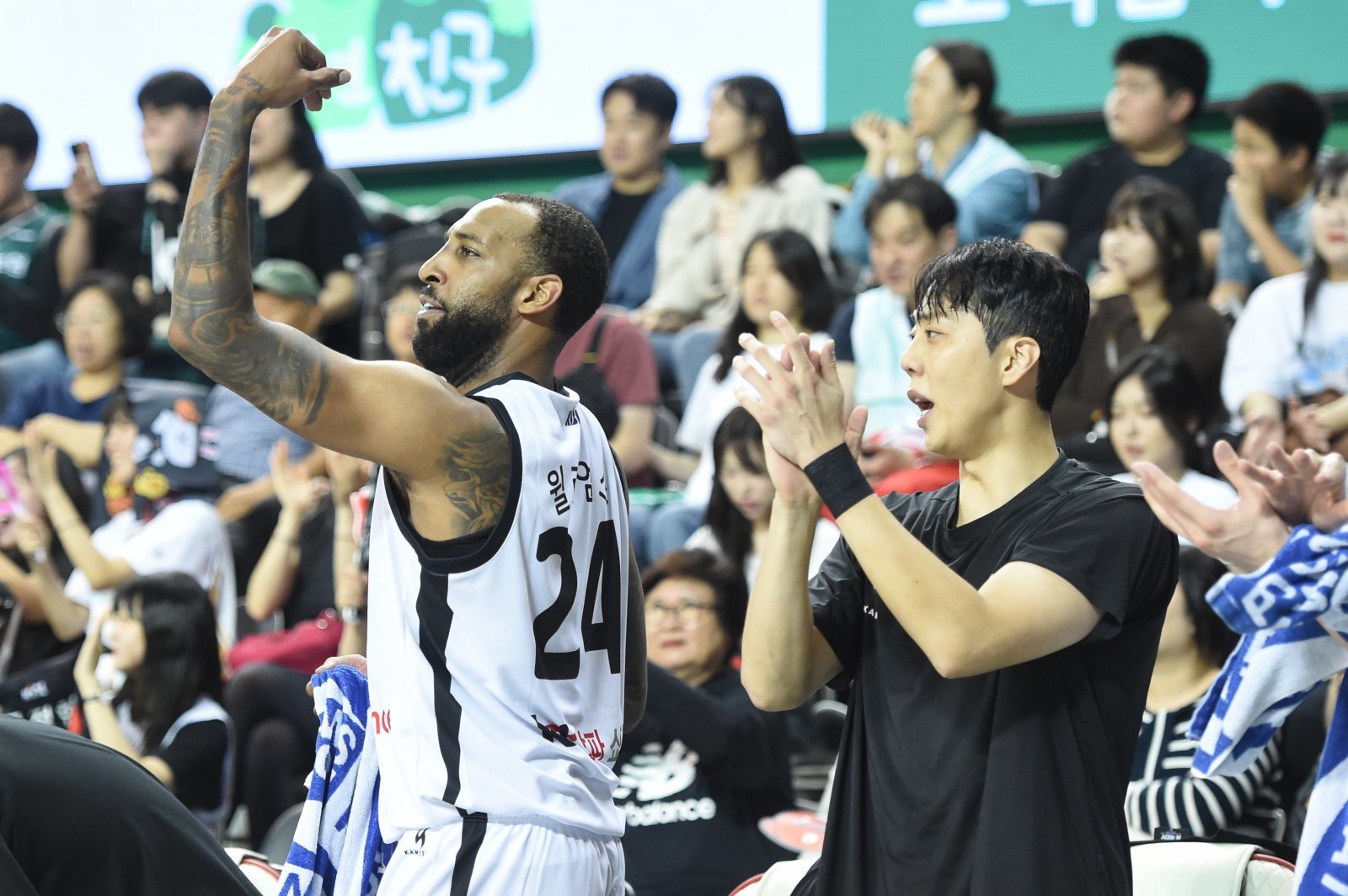 문경은 KT 감독은 데릭 윌리엄스(사진, 왼쪽)의 부진과 정창영(오른쪽)의 부상으로 포워드진 운영에 고민이 많다. 사진제공|KBL