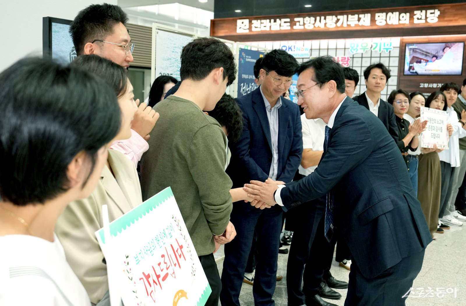 명창환 행정부지사가 16일 도청 왕인실에서 열린 퇴임식을 끝으로 직원들과 인사를 나누고 있다. 사진제공=전남도