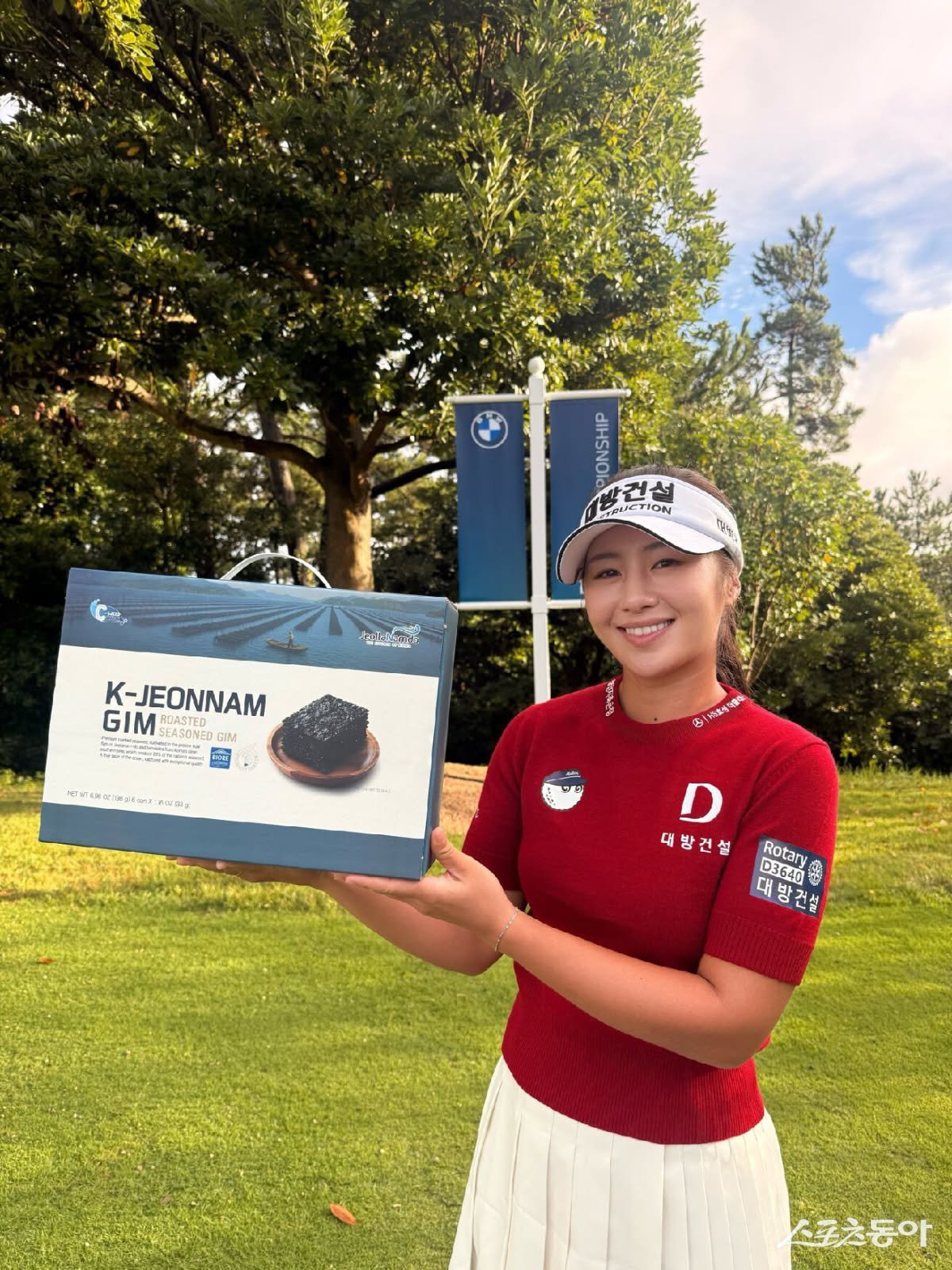 전남도의 농수산식품을 들고 포즈를 취한 이정은6. 사진제공   |  전남도