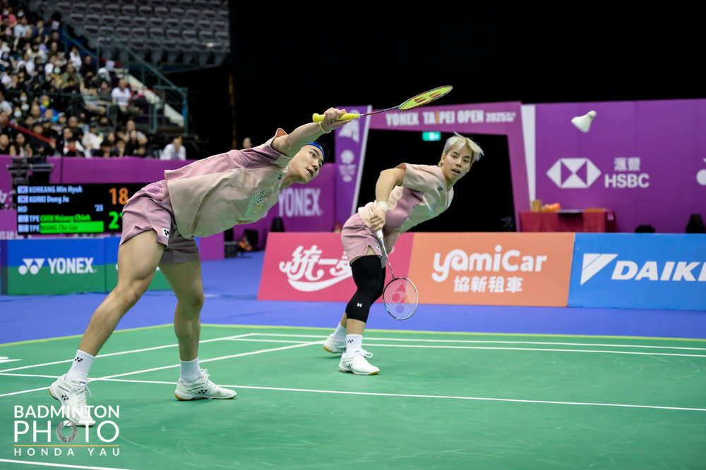 배드민턴국가대표팀 강민혁(앞)-기동주(뒤)가 부상에 발목을 잡혔다. 둘은 16일(한국시간) 덴마크 오덴세의 위스케 뱅크 아레나에서 벌어진 2025덴마크오픈 남자복식 32강에서 천보양-류이를 상대로 기권패했다. 강민혁이 오른쪽 허벅지 부상을 호소해 경기를 마치지 못했기 때문이다. 사진제공│대한배드민턴협회