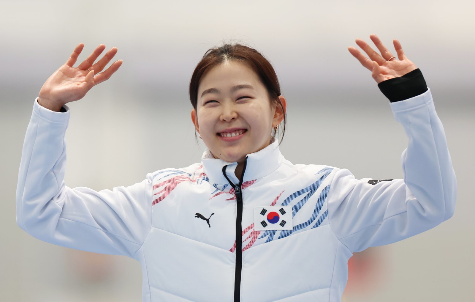 대한민국 여자스피드스케이팅 단거리의 간판 김민선의 시선은 3번째 올림픽 무대인 2026밀라노-코르티나담페초올림픽을 향하고 있다. 그는 “과거에는 ‘깜짝 메달’이란 수식어가 붙었겠지만, 이제는 메달 후보로 올림픽에 가야 한다”며 책임감을 보였다. 2월 하얼빈동계아시안게임 여자 500m에서 금메달을 따낸 뒤 기뻐하는 김민선. 신화뉴시스