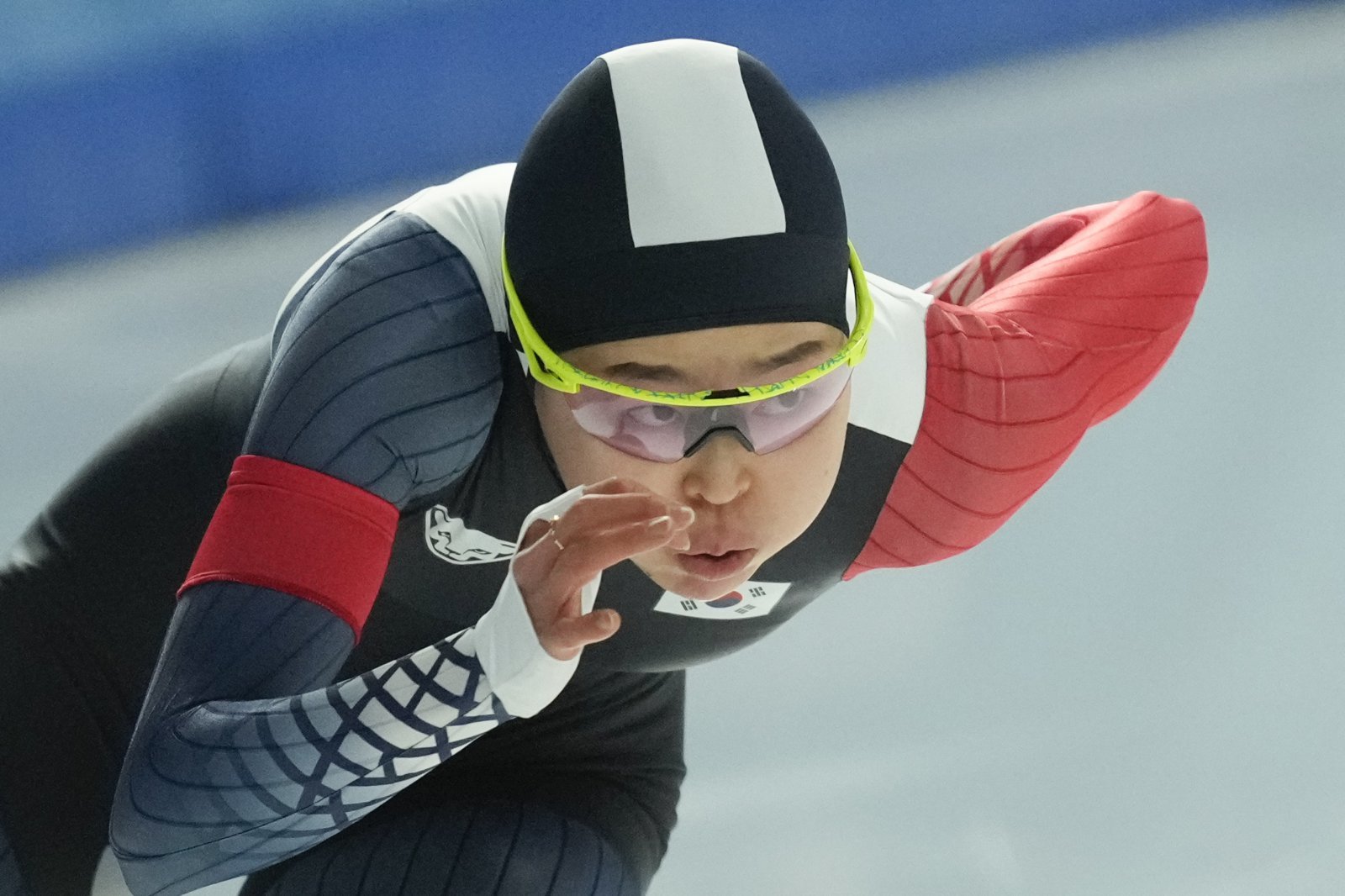 대한민국 여자스피드스케이팅 단거리의 간판 김민선의 시선은 3번째 올림픽 무대인 2026밀라노-코르티나담페초올림픽을 향하고 있다. 그는 “과거에는 ‘깜짝 메달’이란 수식어가 붙었겠지만, 이제는 메달 후보로 올림픽에 가야 한다”며 책임감을 보였다. 2월 하얼빈동계아시안게임 여자 500m에서 레이스를 펼치는 김민선. 신화뉴시스