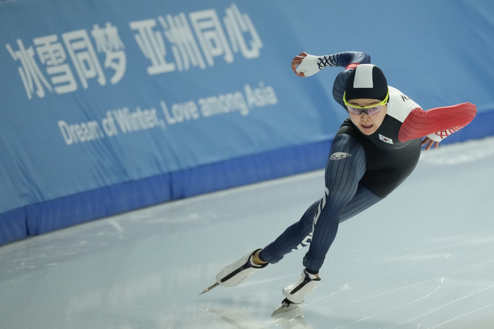 대한민국 여자스피드스케이팅 단거리의 간판 김민선의 시선은 3번째 올림픽 무대인 2026밀라노-코르티나담페초올림픽을 향하고 있다. 그는 “과거에는 ‘깜짝 메달’이란 수식어가 붙었겠지만, 이제는 메달 후보로 올림픽에 가야 한다”며 책임감을 보였다. 2월 하얼빈동계아시안게임 여자 500m에서 레이스를 펼치는 김민선. 신화뉴시스