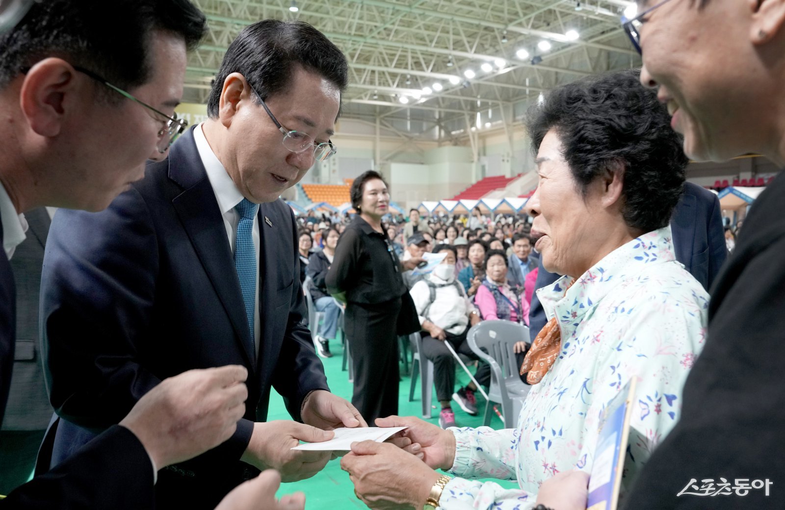 김영록 전라남도지사가 17일 화순 하니움문화스포츠센터에서 열린 ‘2025년 전라남도 평생교육 어울림의 날’ 행사에서 시화전에 입상한 어르신들을 격려하고 있다. 사진제공=전남도
