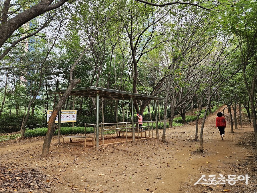 인천 남동구, 전재울근린공원 맨발산책로 정비해 산책의 즐거움을 더했다. 사진제공|인천 남동구청