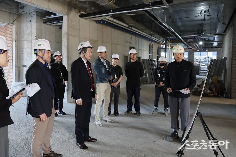 인천 중구, 준공 앞둔 하늘누리센터에 김정헌 중구청장이 현장점검를 하고 있다. 사진제공|인천 중구청