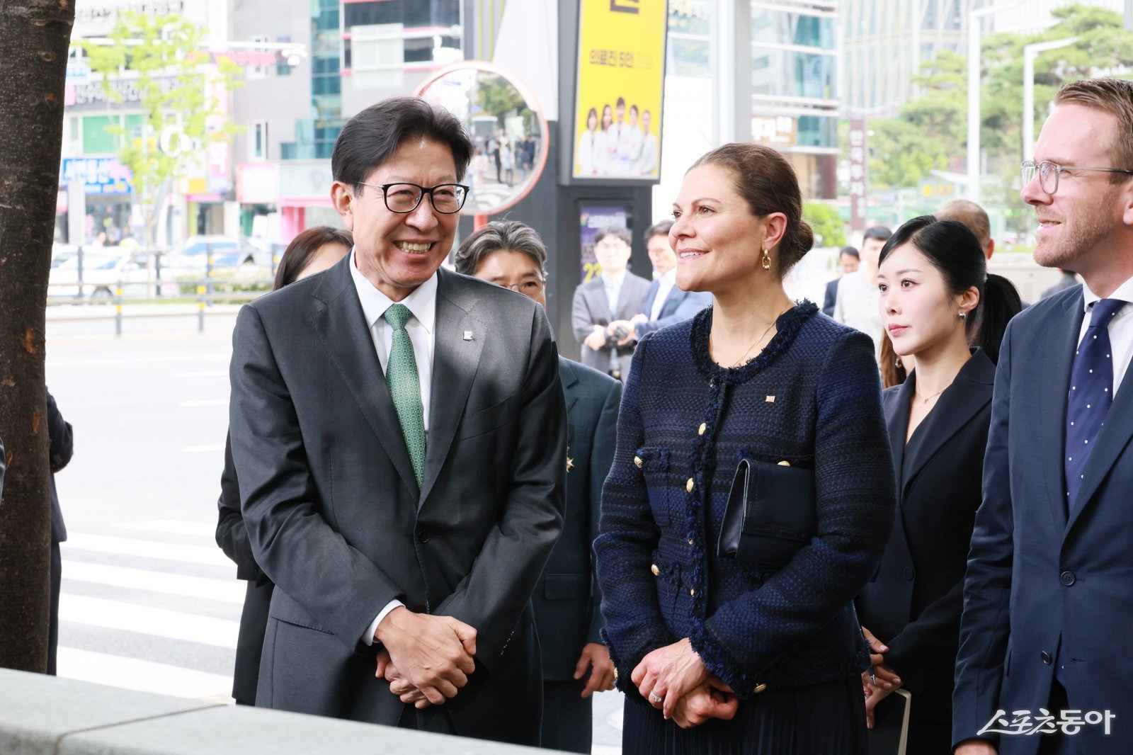 스웨덴 빅토리아(Victoria) 왕세녀가 17일 부산을 공식 방문해 박형준 시장과 대화를 나누고 있다. (사진=부산시)