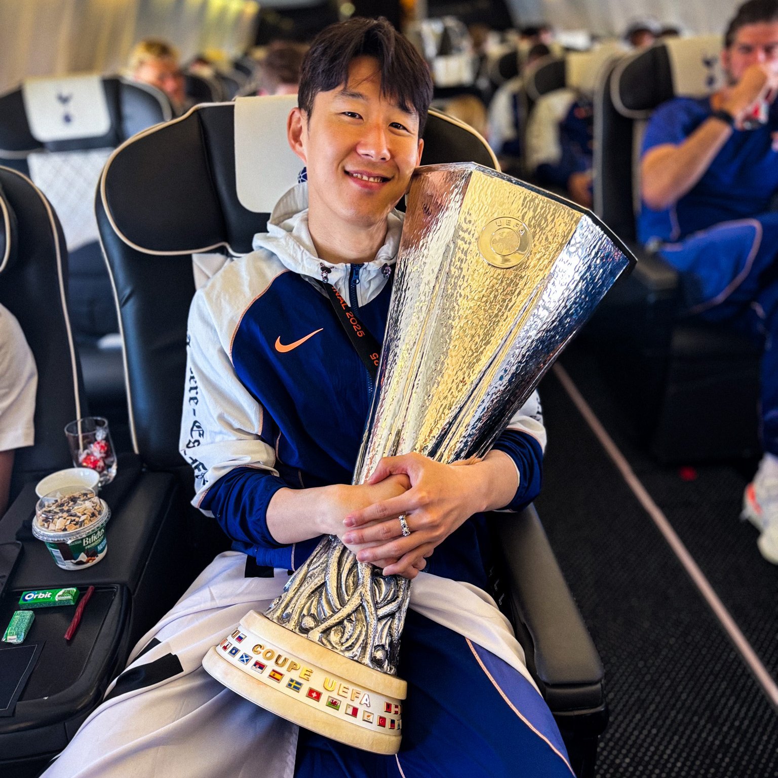 손흥민이 5월 유로파리그 우승 후 트로피를 안고 런던으로 향하는 구단 전세기에서 포즈를 취한 모습. 사진출처｜토트넘 홋스퍼 페이스북