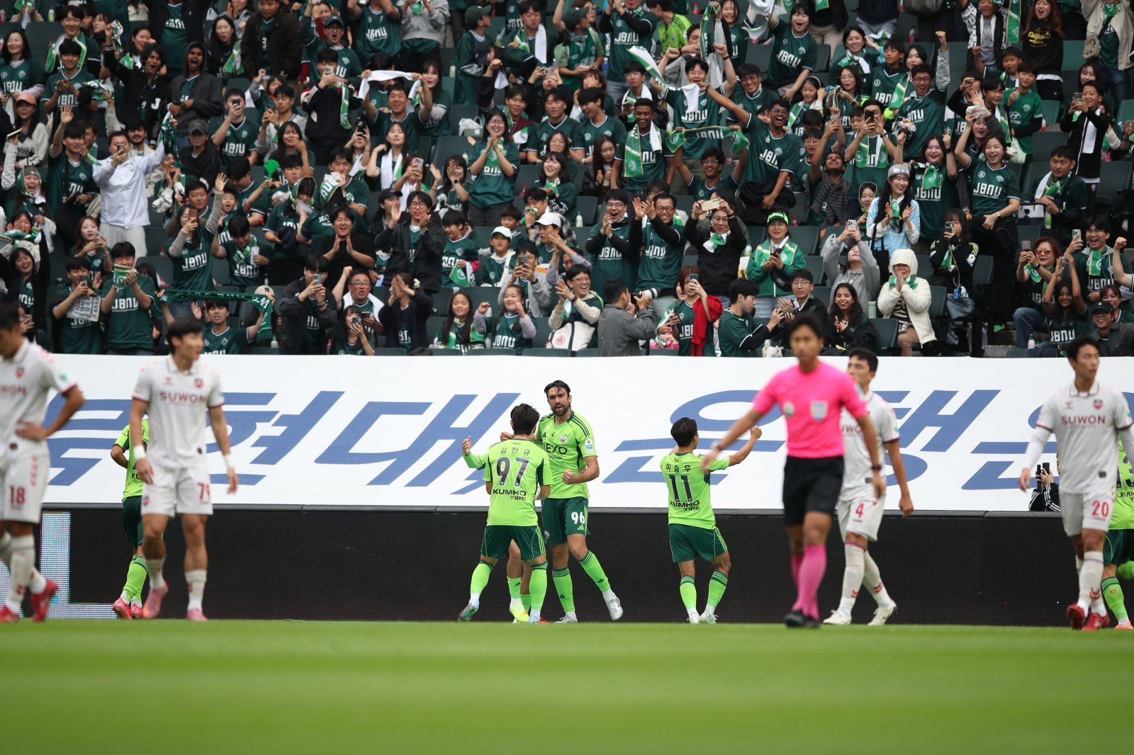 전북 콤파뇨(96번)가 18일 전주월드컵경기장에서 열린 수원FC와 K리그1 홈경기에서 전반 1분 만에 선제 헤더골을 터트리자 동료들이 축하하고 있다. 사진제공|한국프로축구연맹