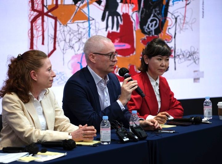 지난 9월 22일 ‘ 장 미셸 바스키아: 과거와 미래를 잇는 상징적 기호들’ 기자간담회에서 디터 부흐하르트 큐레이터가 작품을 설명하고 있다.