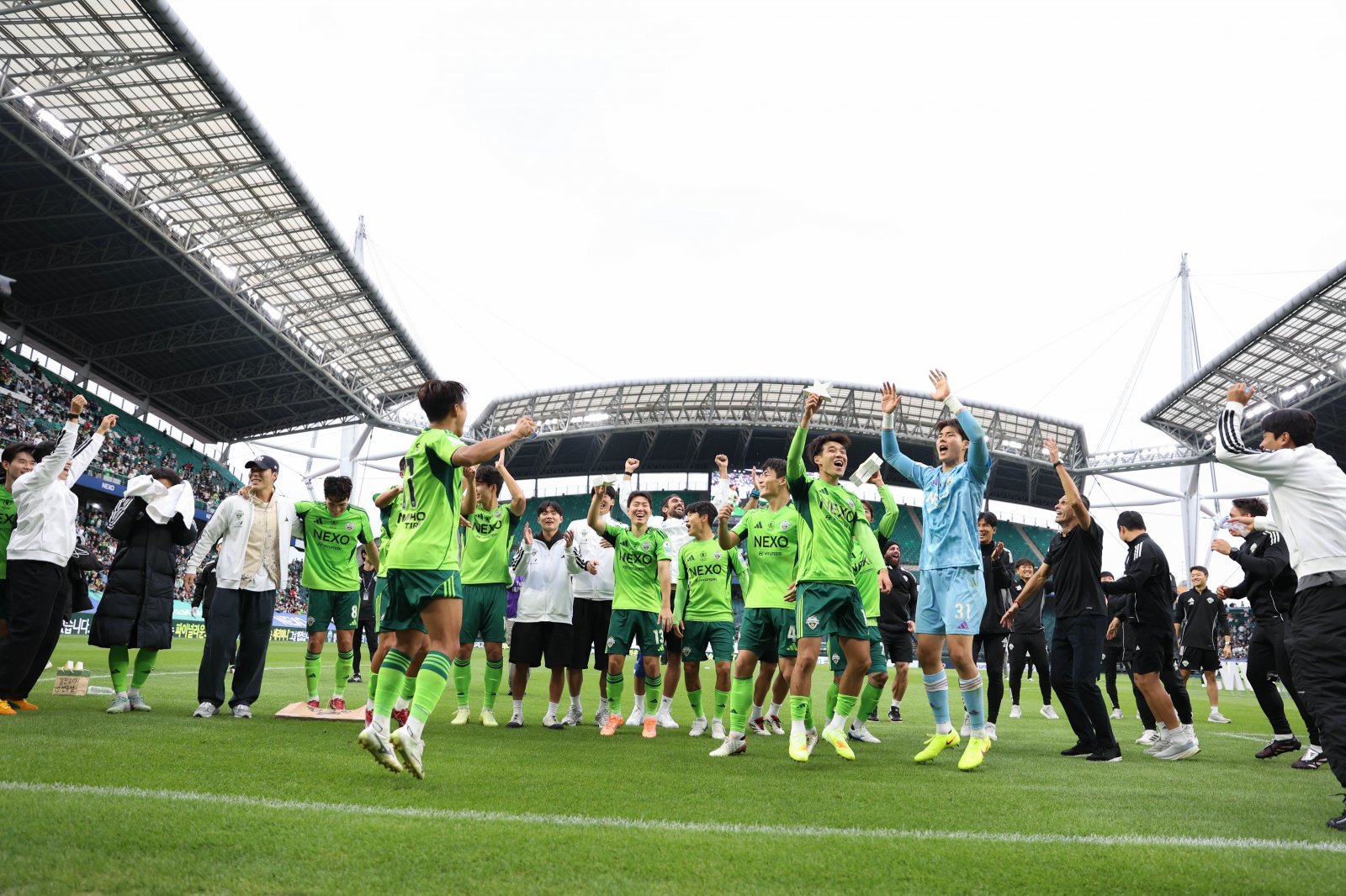 전북 선수단이 18일 전주월드컵경기장에서 열린 수원FC와 K리그1 홈경기를 승리하며 통산 10번째 우승을 확정한 뒤 기뻐하고 있다. 사진제공|한국프로축구연맹