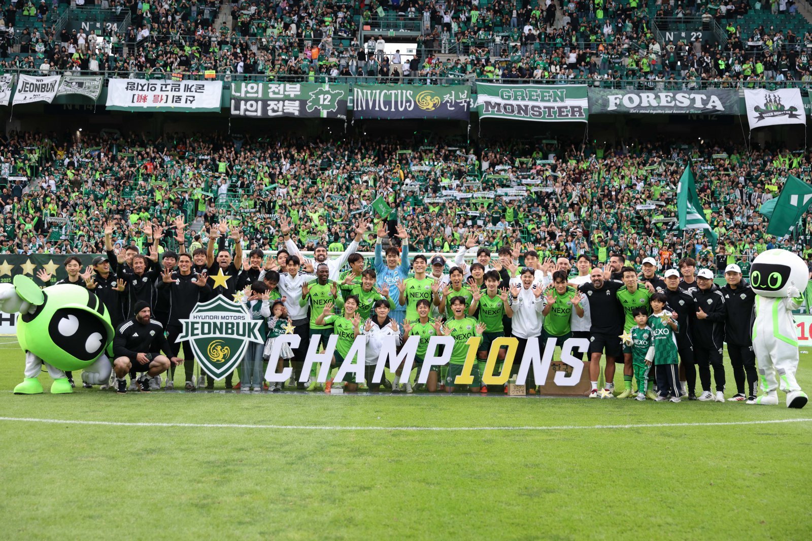 전북 선수단이 18일 전주월드컵경기장에서 열린 K리그1 홈경기에서 수원FC를 꺾고 통산 10번째 우승을 확정한 뒤 열띤 응원전을 펼친 서포터스 앞에서 포즈를 취하고 있다. 사진제공|한국프로축구연맹