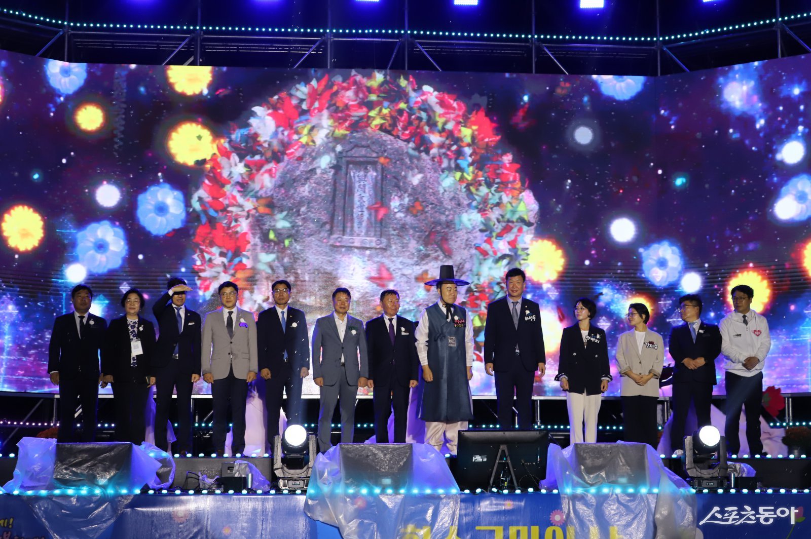 지난 17일 화순 공설운동장에서 열린 ‘제44회 화순군민의 날 및 2025 화순 고인돌 가을꽃 축제 개막식’. 사진제공=박성화 기자