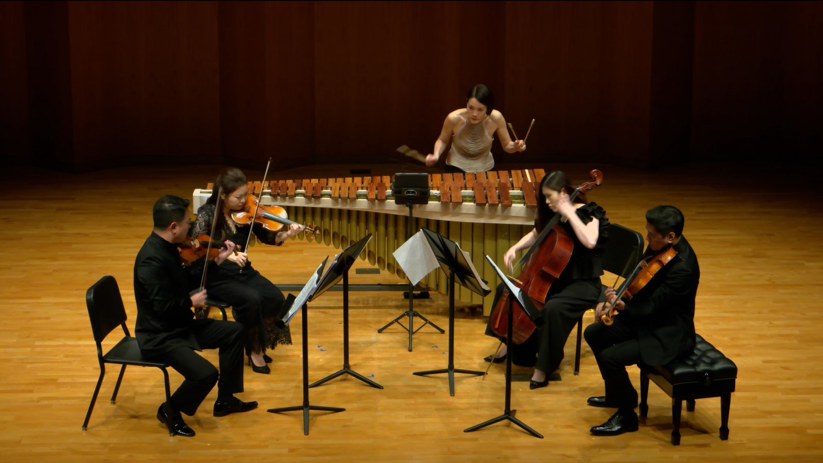 앤디 아키호의 ‘LIgNEouS I’를 연주하고 있는 김미연과 현악앙상블