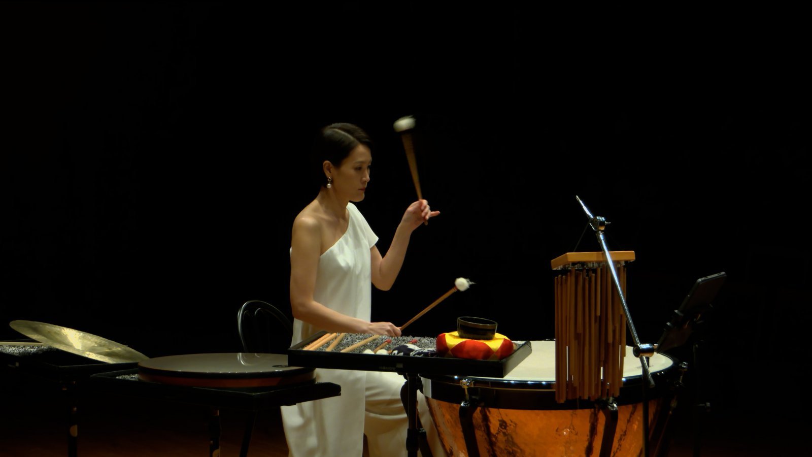이날 한국 초연된 페테르 외트뵈시의 ‘Thunder’에서 김미연은 팀파니 독주와 함께 평소 접하기 힘든 다양한 타악기들의 매력을 선보였다.