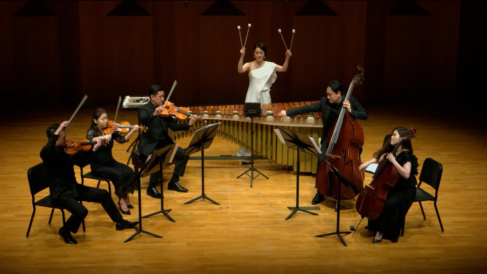 김미연의 스승 에릭 사뮈가 작곡한 ‘Destiny’를 연주하는 김미연과 현악앙상블