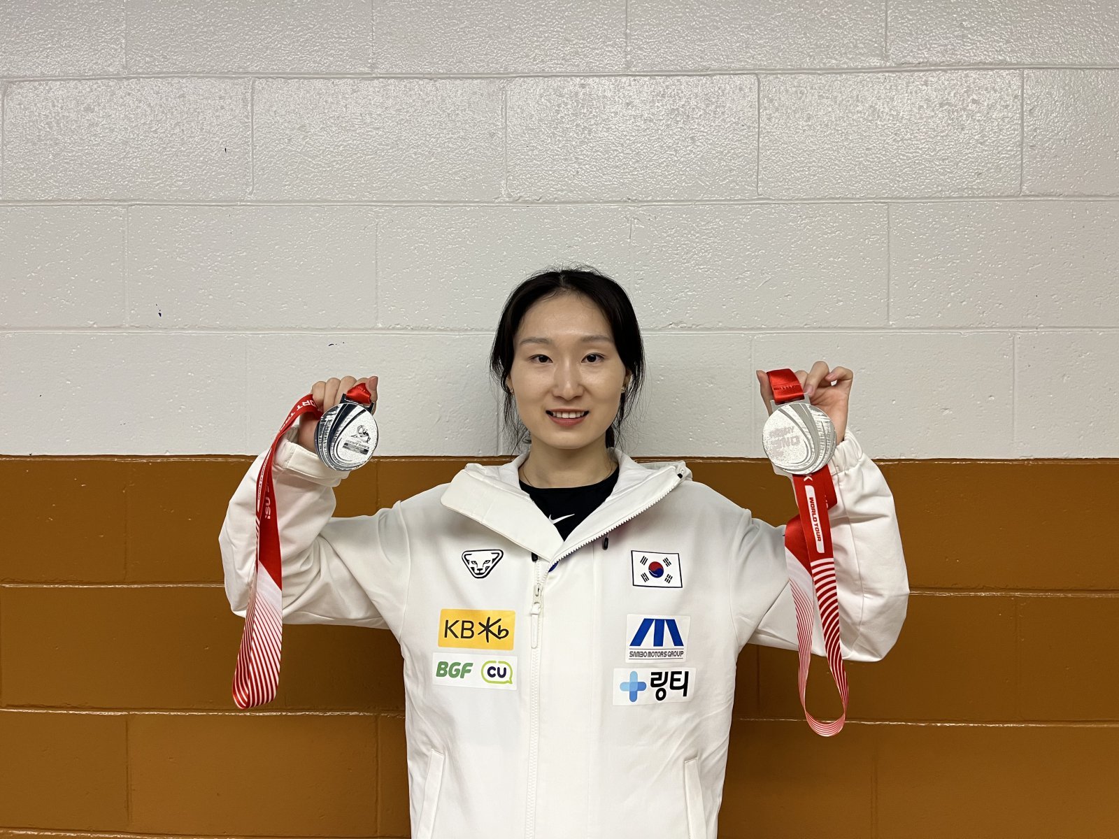 최민정이 19일(한국시간) 열린 ISU 쇼트트랙 월드 투어 2차 대회 여자 1000m·3000m 계주에서 은메달을 목에 걸었다. 여자 1000m 은메달은 최민정의 올 시즌 개인전 첫 메달이다. 사진제공|올댓스포츠
