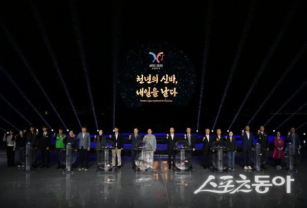 경상북도가 2025 APEC 정상회의 개최를 기념해 경주 보문관광단지와 수상공연장 일대에서 ‘보문 멀티미디어쇼’를 개최하고 있다. 사진제공 ㅣ 경북도