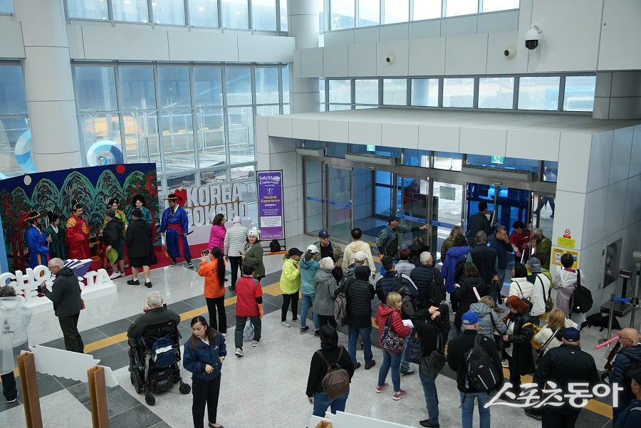 강원특별자치도와 속초시, 강원관광재단(대표이사 최성현)은 지난 18일 속초항에 입항한 웨스테르담 크루즈와 연계한 ‘속초 크루즈 축제(페스타)’를 개최했다(행사 모습). 사진제공|강원도