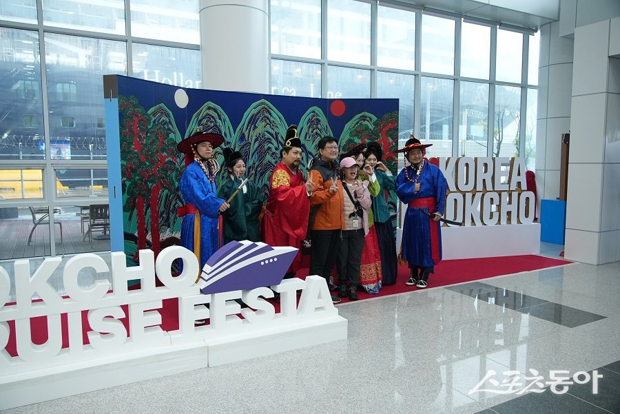 강원특별자치도와 속초시, 강원관광재단(대표이사 최성현)은 지난 18일 속초항에 입항한 웨스테르담 크루즈와 연계한 ‘속초 크루즈 축제(페스타)’를 개최했다(행사 모습). 사진제공|강원도