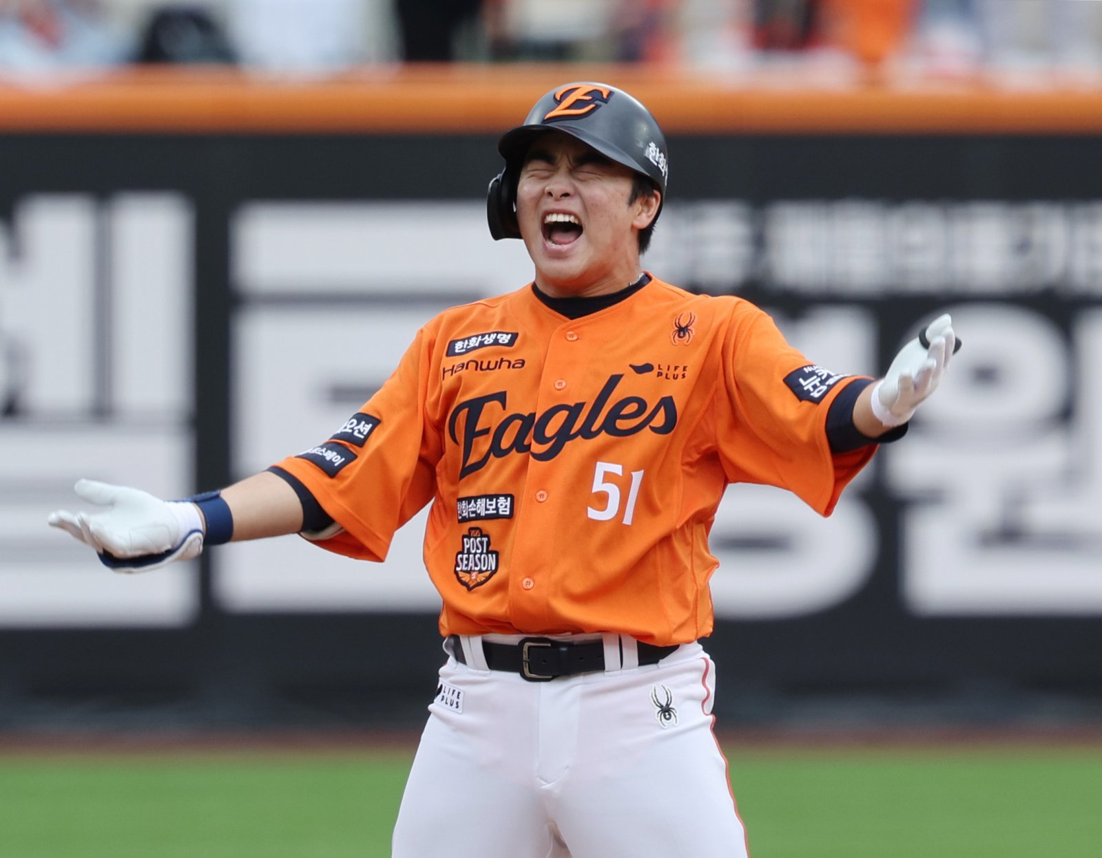 한화 문현빈은 데뷔 첫 PS 무대였던 19일 대전 삼성과 PO 1차전서 4타수 2안타 3타점의 활약을 펼치며 팀의 9-8 승리를 이끌었다. 2회말 3타점 2루타를 쳐낸 뒤 포효하는 문현빈. 대전|뉴시스