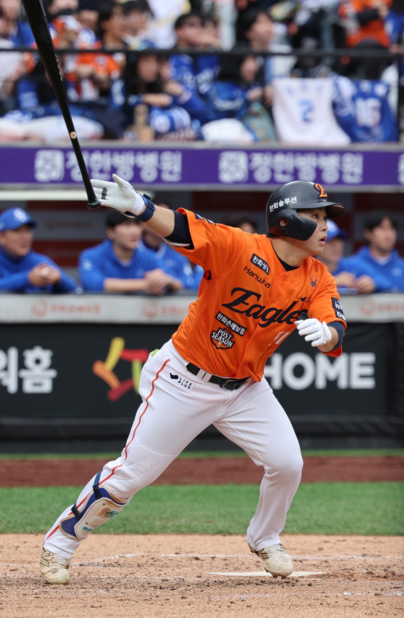 한화 문현빈은 데뷔 첫 PS 무대였던 19일 대전 삼성과 PO 1차전서 4타수 2안타 3타점의 활약을 펼치며 팀의 9-8 승리를 이끌었다. 2회말 타격 후 타구를 응시하는 문현빈. 대전|뉴시스