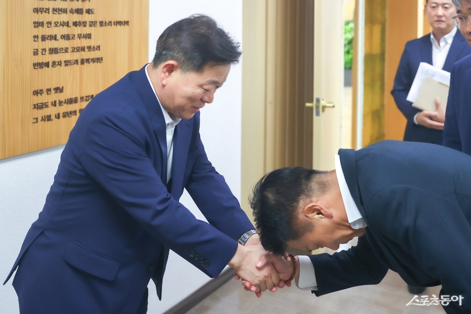 송치영 포스코이앤씨 사장(사진 오른쪽)이 지난 16일 광명시청 시장 집무실에서 박승원 광명시장(사진 왼쪽)을 만나 신안산선 사고에 대해 사과하고 있다. 사진제공|광명시