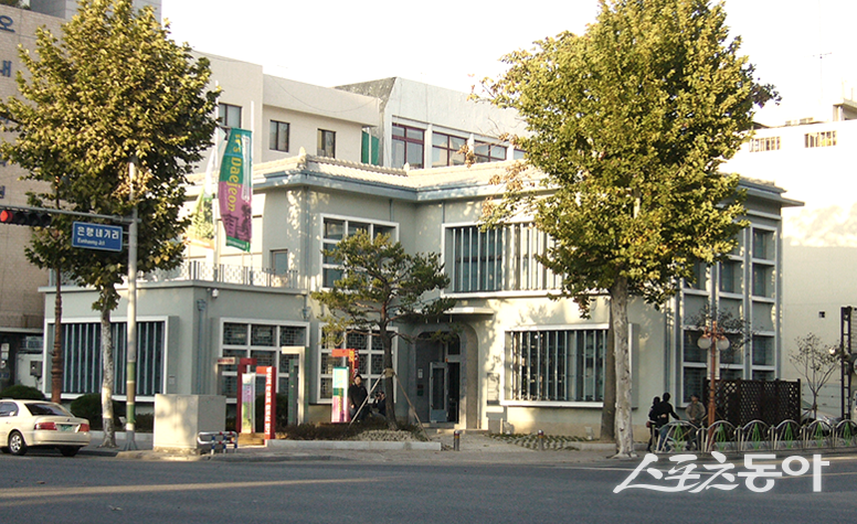 대전시립미술관(관장 윤의향)이 10월 21일부터 12월 14일까지 대전창작센터에서 개최하는 특별기획전 ‘대종로 470 정면, 입면, 배면’이 주목을 받고 있지만, 일부 문제점도 지적되고 있다(전경). 사진제공｜대전시