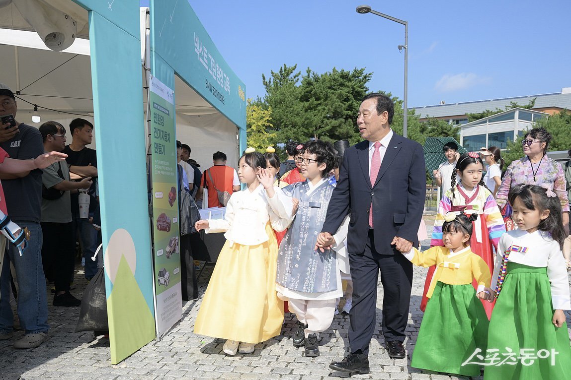 세종특별자치시(시장 최민호)가 한글문화도시로서 579돌 한글날을 기념해 개최한 ‘온 세종에 한글’ 10여 종 행사가 성황리에 마무리됐다(세종한글축제 모습). 사진제공|세종시