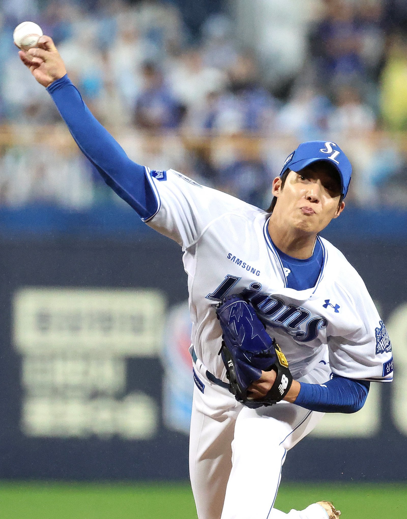 삼성이 21일 열릴 한화와 PO 3차전 선발투수를 놓고 고민에 빠졌다. 13일 SSG와 준PO 3차전에 등판했던 원태인의 몸상태가 변수다. 박진만 삼성 감독은 “원태인, 후라도 중에 한 명이 나갈 것”이라고 밝혔다. 준PO 3차전서 역투하는 원태인. 뉴시스