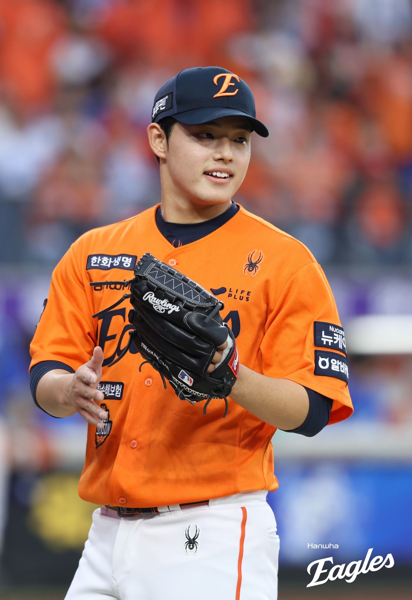 한화 문동주가 18일 대전 한화생명볼파크에서 열린 ‘2025 신한 SOL 뱅크 KBO 포스트시즌(PS)’ 삼성과 플레이오프 1차전에 팀 두 번째 투수로 등판해 아웃카운트를 잡은 뒤 환하게 웃고 있다. 문동주는 이날 시속 162㎞의 공을 던지는 등 마운드 위에서 완벽한 모습을 보였다. 사진제공｜한화 이글스