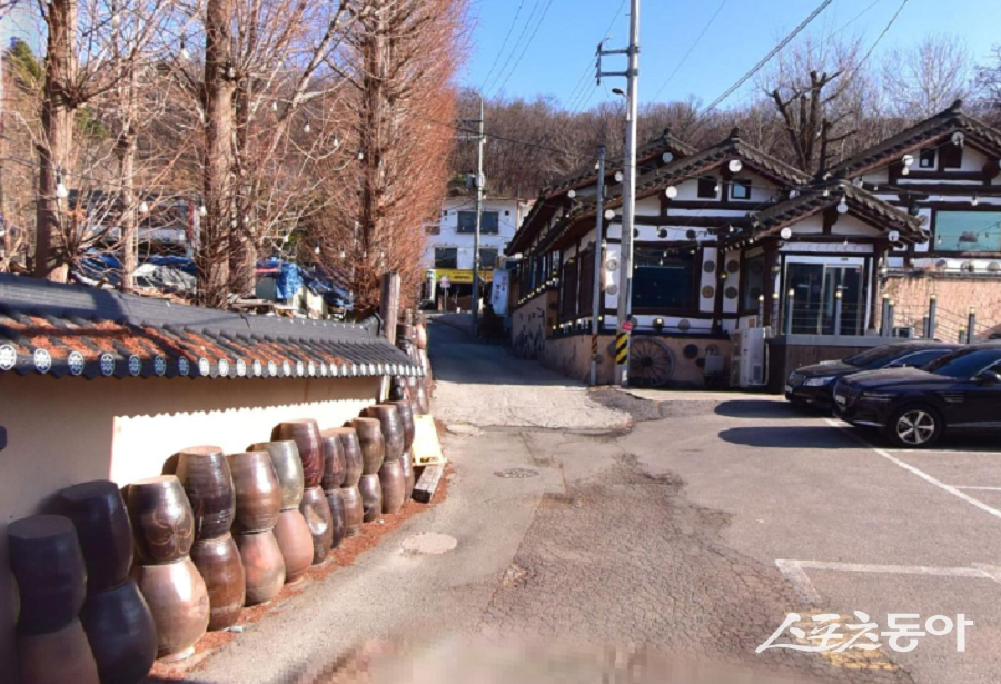 경기도 안양시 동안구 비산동 14-1번지 외 8개 필지에서 운영 중인 한 야영장이 개발제한구역 내 부적정 허가 의혹에 휩싸였다(현장 도로 폭). 사진|김영근 기자