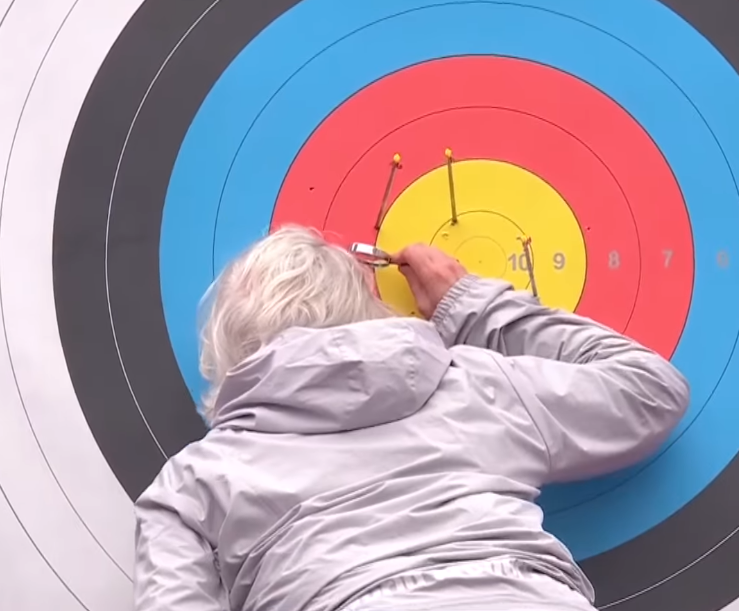 안산은 19일 중국 난징의 유스올림픽촌 양궁장에서 벌어진 쉬신쯔와 대회 마지막날 여자 개인전 결승에서 슛오프 승부 끝에 세트스코어 6-5로 이겼다. 5세트 종료 후 우승을 확정하는 듯 했지만 돋보기 판독 끝에 승부가 슛오프로 흘러가 흔들리는 듯 했지만 마음을 다잡고 금메달을 따냈다. 사진출처│세계양궁연맹 인스타그램