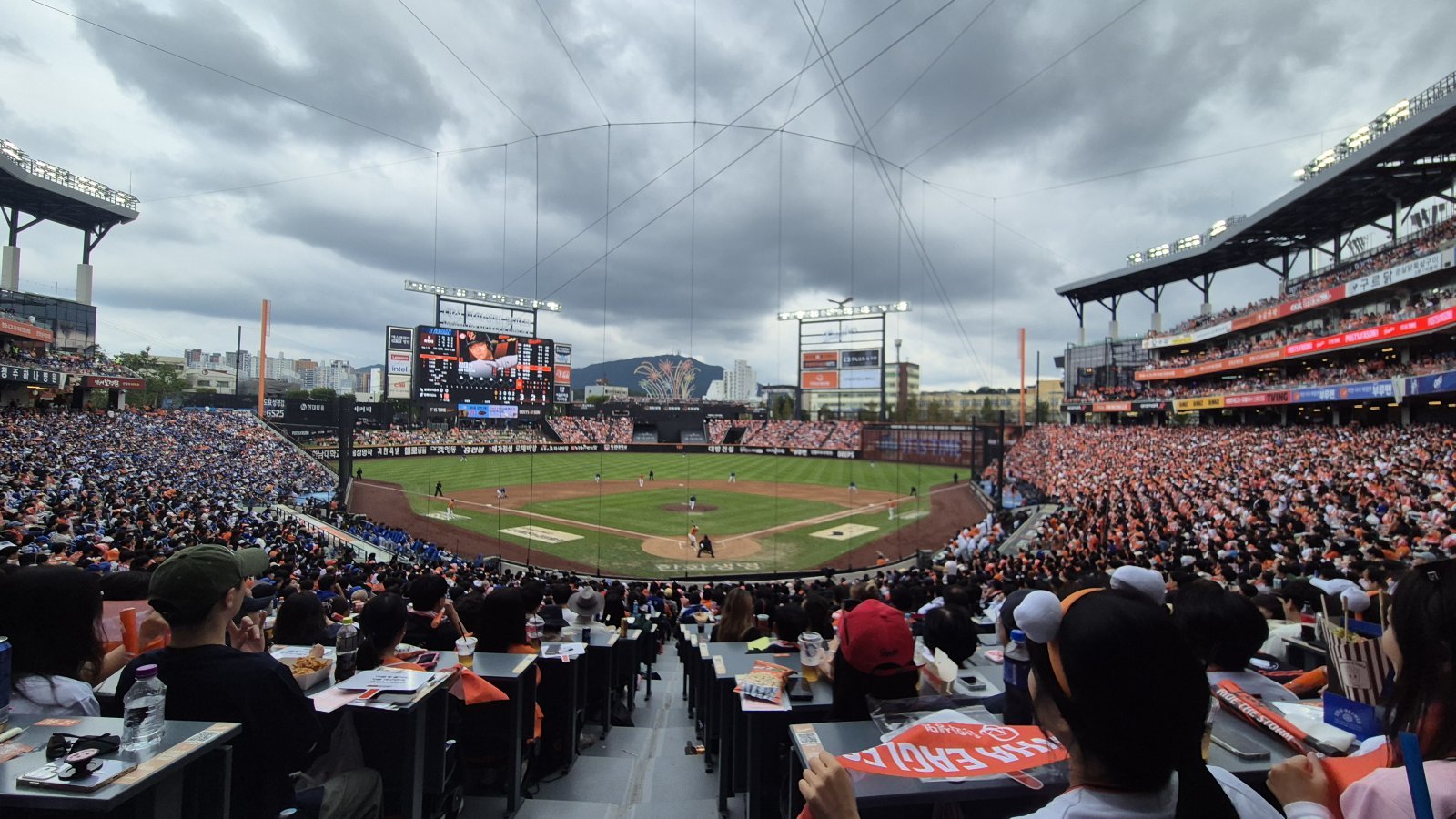 19일 대전한화생명볼파크에서 열린 한화-삼성의 PO 2차전이 전석 매진됐다. PS 연속경기 매진은 29경기로 늘었다. 대전|뉴시스