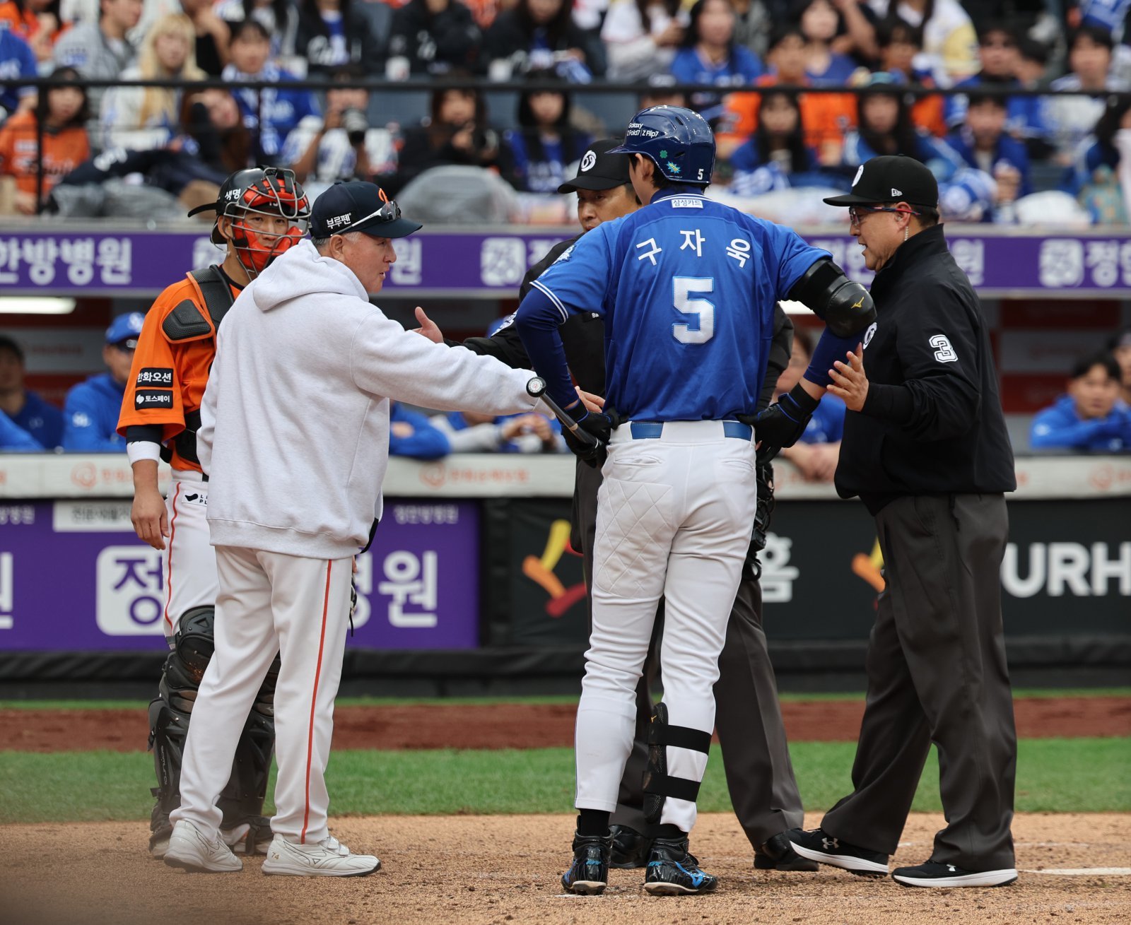 18일 대전 한화생명볼파크에서 열린 2025 KBO 포스트시즌(PS) 삼성 라이온즈와 한화 이글스의 플레이오프(PO) 1차전에서 구자욱(5번)이 한화 투수 코디 폰세의 투구 템포가 느린 것에 대해 항의하자 한화 김경문 감독(왼쪽 두 번째)이 그라운드로 나와 심판진과 얘기를 나누고 있다. 대전|뉴시스