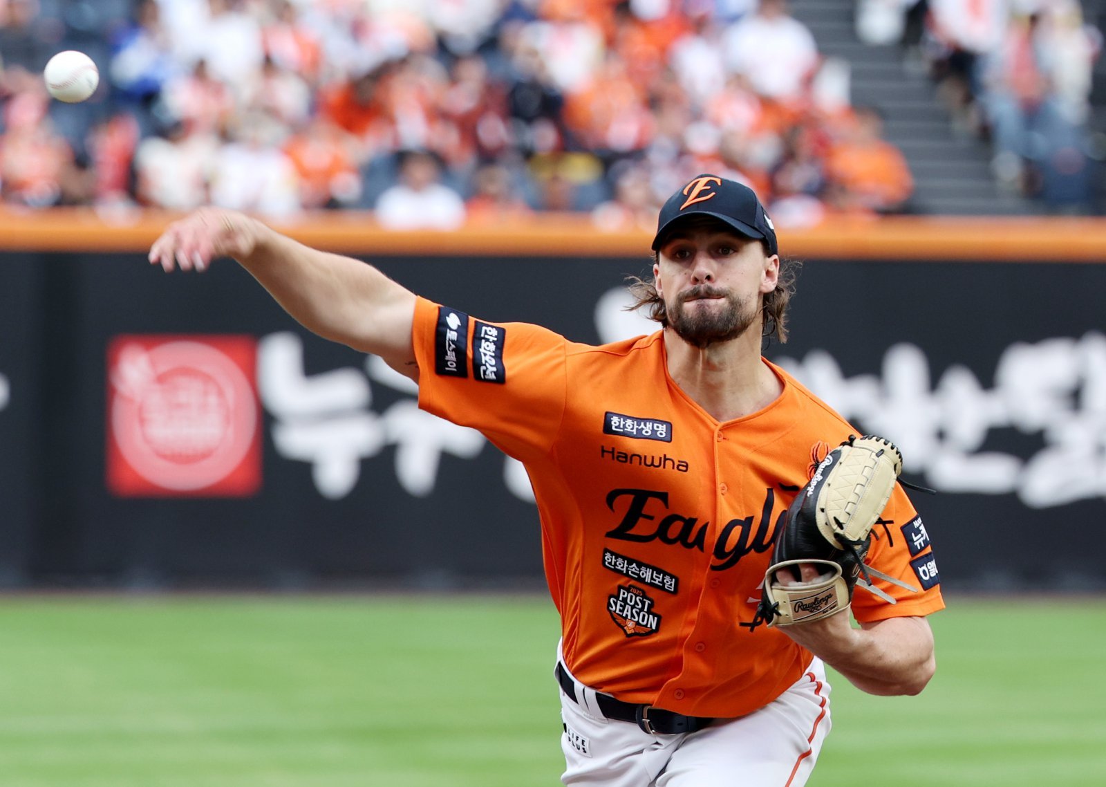 한화 와이스(왼쪽)가 19일 대전 삼성과 PO 2차전에 선발등판했으나 4이닝 5실점을 기록하며 아쉬움을 남겼다. 4회초 삼성 디아즈의 2루타 때 아쉬워하는 와이스. 대전|뉴시스