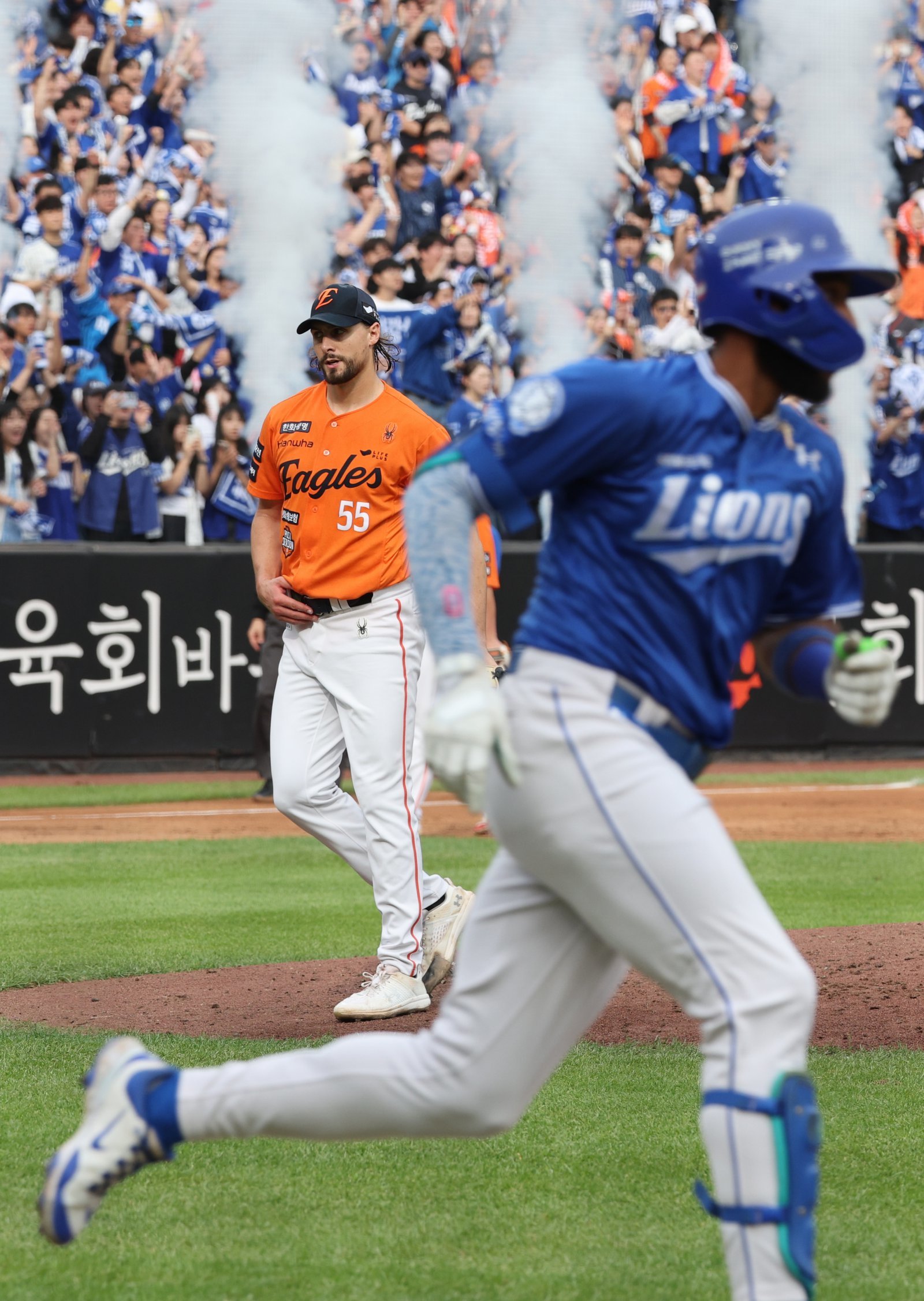 한화 와이스(왼쪽)가 19일 대전 삼성과 PO 2차전에 선발등판했으나 4이닝 5실점을 기록하며 아쉬움을 남겼다. 4회초 삼성 디아즈의 2루타 때 아쉬워하는 와이스. 대전|뉴시스