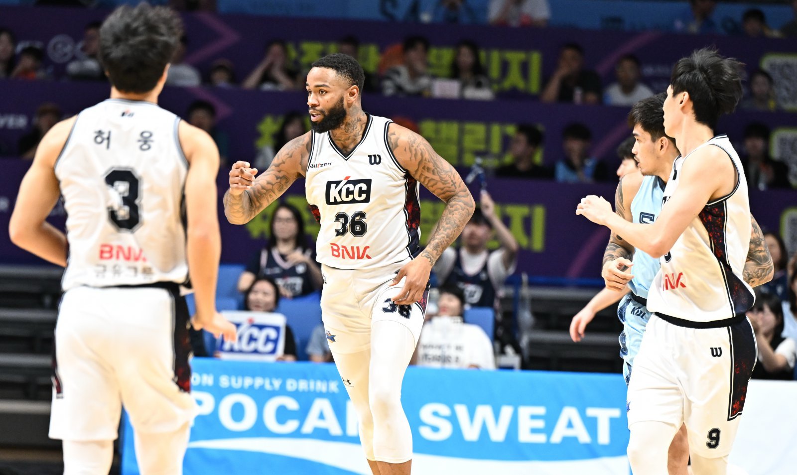 KCC 숀 롱(가운데)은 19일 고양 소노와 원정경기서 20득점, 16리바운드로 활약하며 팀의 4연승과 1위 사수에 힘을 보탰다. 사진제공｜KBL